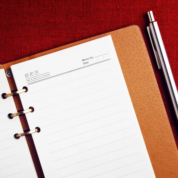 Open notebook en pen om te schrijven — Stockfoto