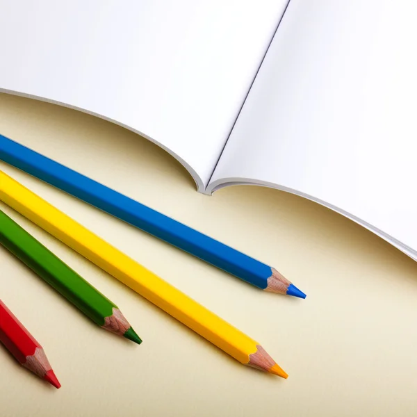 Barevné tužky na notebook — Stock fotografie