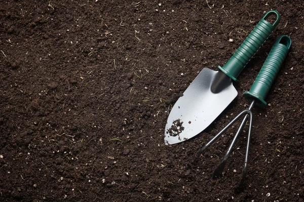 Крупный план органической почвы и лопаты — стоковое фото