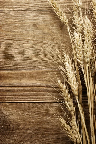 Pšenice na dřevo pozadí — Stock fotografie