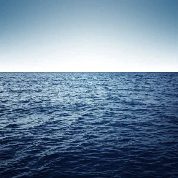 Mar azul con olas y cielo azul claro Imagen De Stock