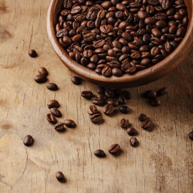 Kahveler ahşap arka planda.