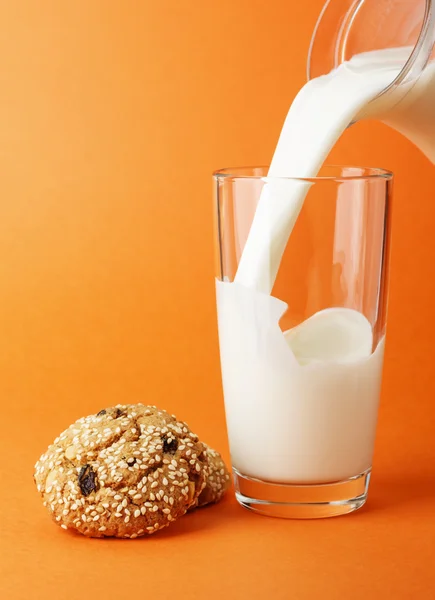 Melk met cookies — Stockfoto