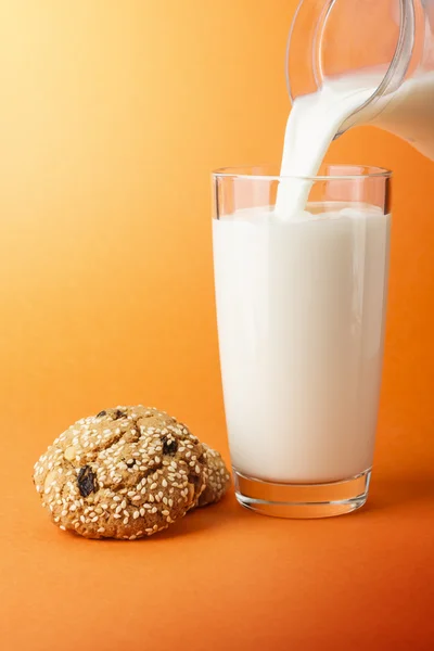 Bir bardak süt ve kurabiye. — Stok fotoğraf