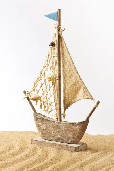 Модель корабля игрушка в песке на пляже — стоковое фото