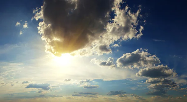 Céu colorido ao pôr do sol — Fotografia de Stock