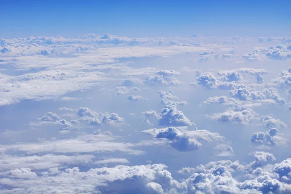 Une image d'un vol au-dessus des nuages — Photo