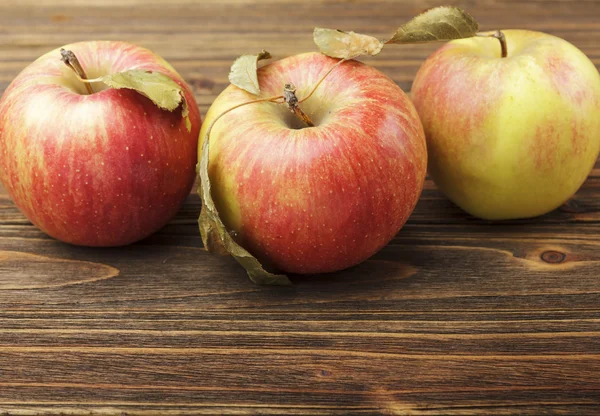 Manzanas rojas sobre mesa de madera —  Fotos de Stock