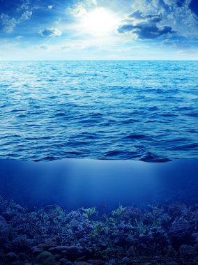 ufuk deniz mavi bir yüzey üzerinde bırakarak bulutlu mavi gökyüzü