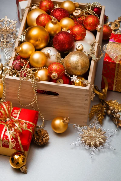 Christmas bollar i en trälåda — Stockfoto