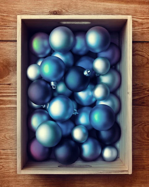 Boules de Noël colorées dans une boîte en bois — Photo