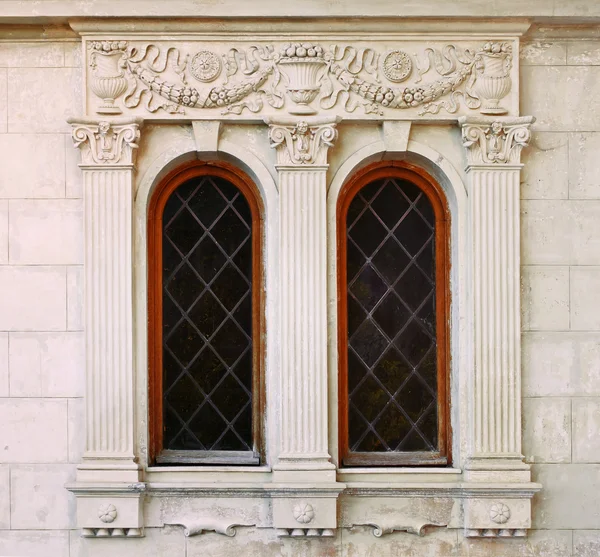 Ventana de edificios antiguos — Foto de Stock