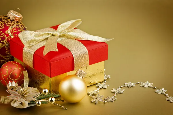 Χριστουγεννιάτικο κουτί δώρου με μπάλες Χριστουγέννων — Φωτογραφία Αρχείου