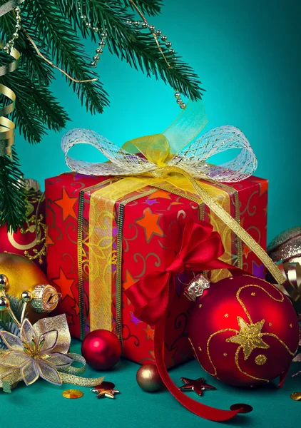 Piros karácsonyi ajándék doboz és dekoráció — Stock Fotó