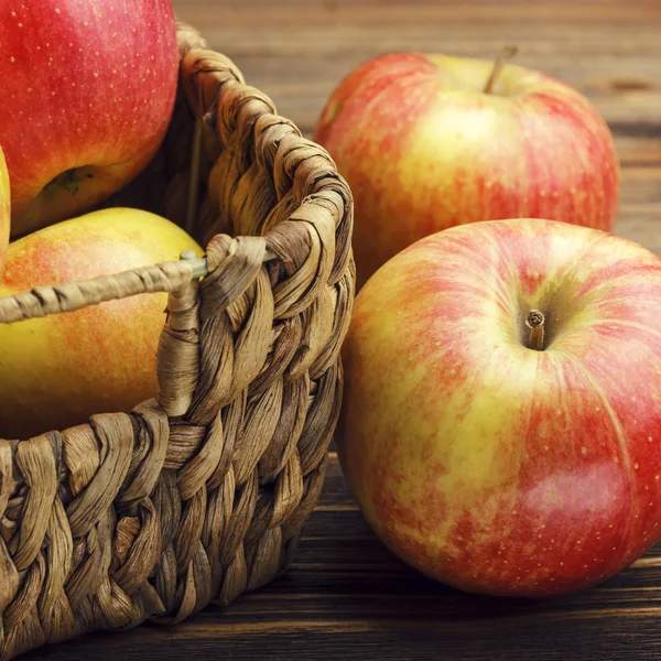 Красные яблоки и корзина — стоковое фото