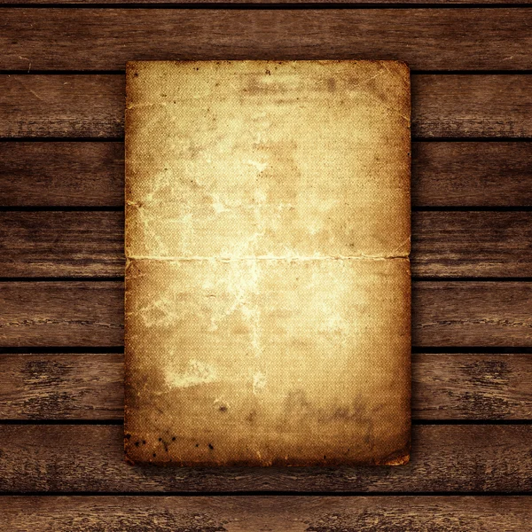 Papel viejo sobre el fondo de madera — Foto de Stock