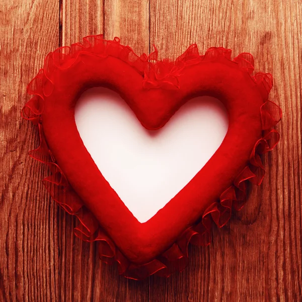 Rood hart op hout — Stockfoto