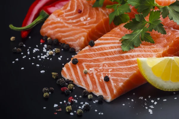 Salmon filet with fresh herbs — Stock Photo, Image