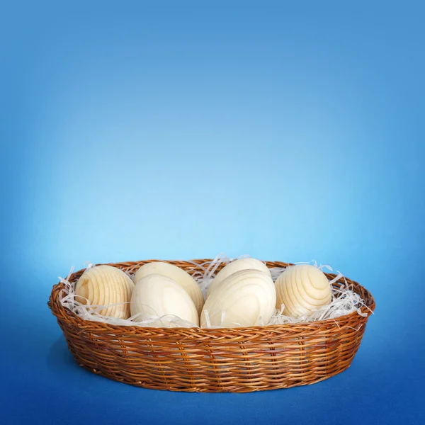Деревянное пасхальное яйцо — стоковое фото