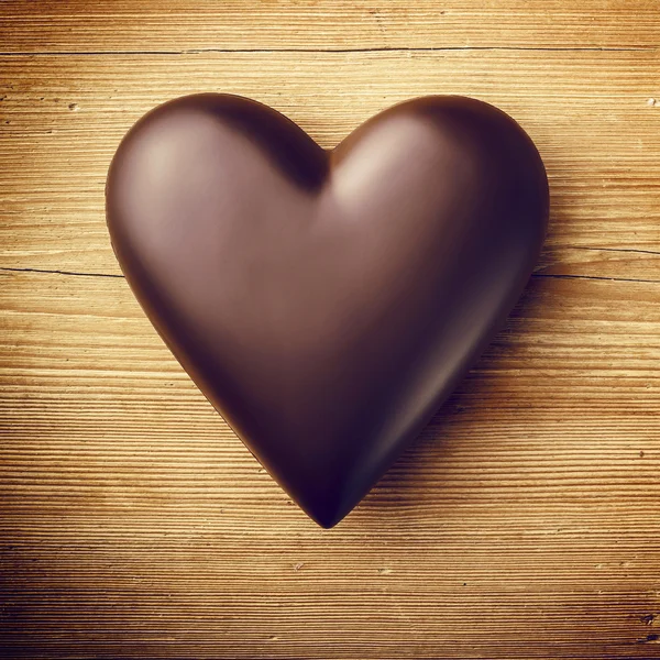 หัวใจช็อคโกแลตบนพื้นหลังไม้ รูปภาพสต็อก