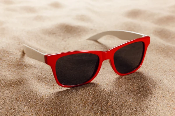 Sluneční brýle na písku — Stock fotografie