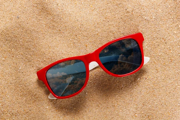 Occhiali da sole sulla spiaggia — Foto Stock