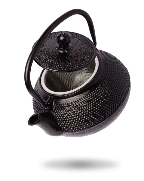 在白色背景上漂浮着黑色铸铁茶壶 亚洲文化 — 图库照片