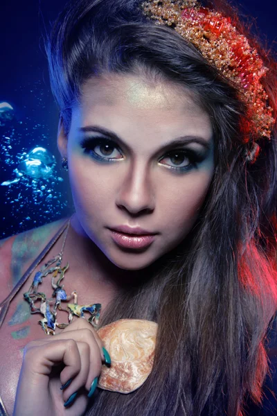 Çekici bir genç kadının portresi.