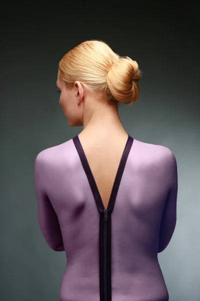 kadının sırtında bir fermuar ile