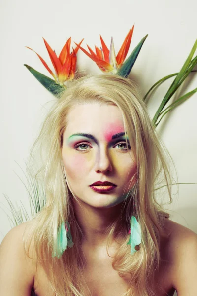 renkli bir kadın portresi