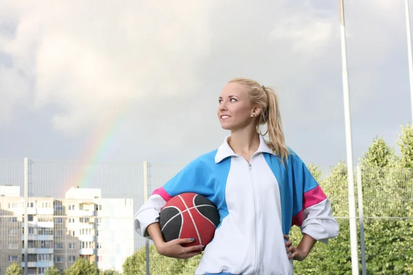 basketbol topu tutan sportif genç kız