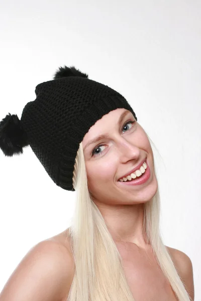 genç ve güzel kadın örgü şapka