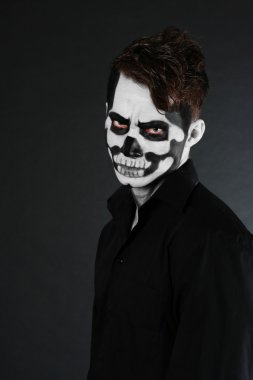 boyalı yüzü olarak bir kafatası ile bir adam portresi