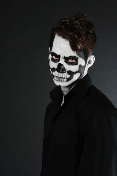 boyalı yüzü olarak bir kafatası ile bir adam portresi