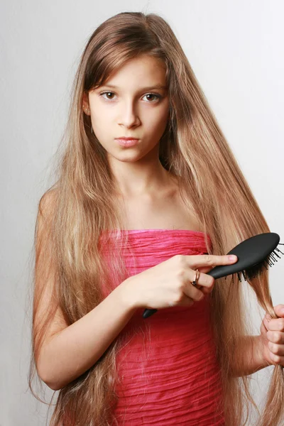 Genç fırçalama saçları tarak ile