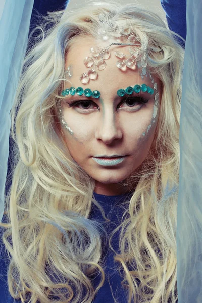 Porträt einer Frau mit kreativem Make-up — Stockfoto