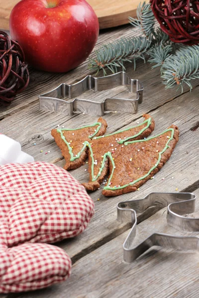 Christmas tree shaped gingerbread cookie on the table — Stock Photo, Image