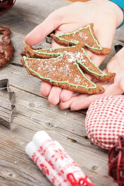 Zencefilli kurabiye tutan eller