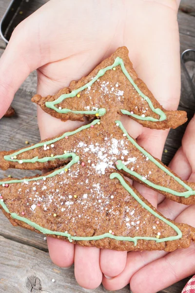 Zencefilli kurabiye ellerine Noel ağacı şeklinde