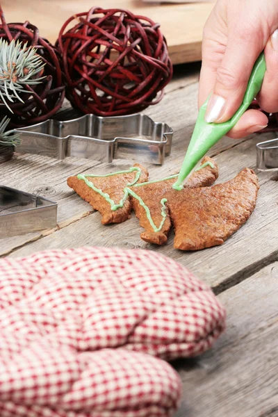 Icing the gingerbread cookie — Stock Photo, Image