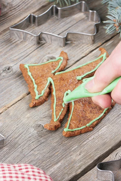Decoreren peperkoek cookie met suikerglazuur Stockfoto