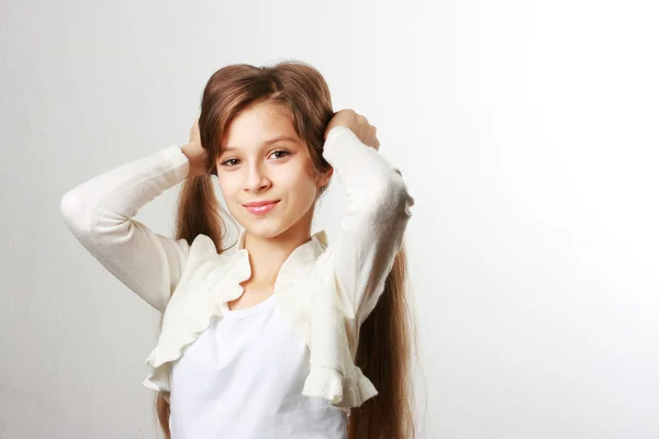 sevimli genç kız onun ponytails holding