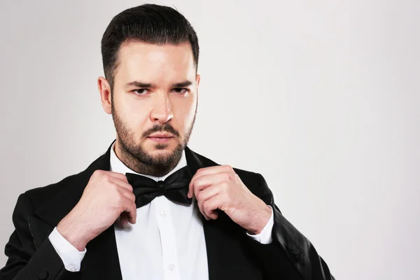 Genç işadamı telefonda konuşuyor.