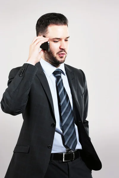 Joven hombre de negocios hablando por teléfono Fotos De Stock Sin Royalties Gratis