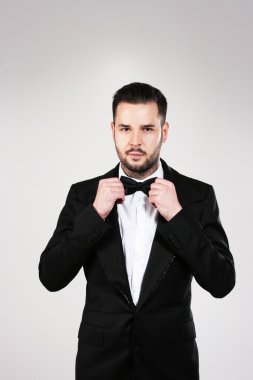 genç gülümseyen beyefendi siyah yay tutan