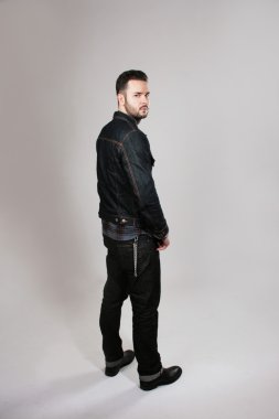 yakışıklı erkek kot kıyafeti