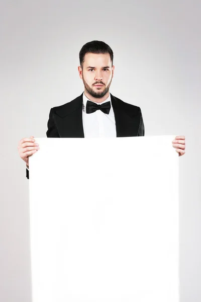 genç beyefendi holding beyaz işareti