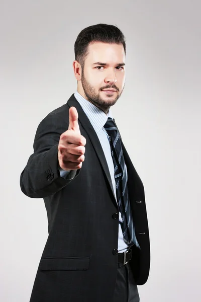 başparmak veren gülümseyen iş adamı