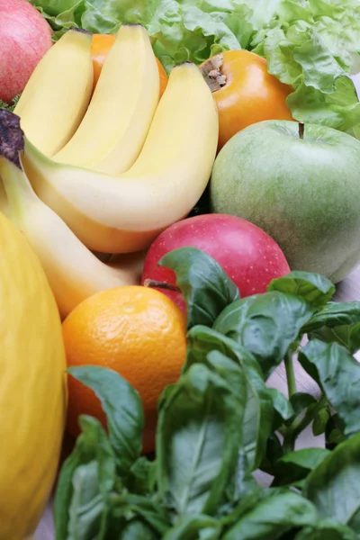 Masanın üzerine bol taze meyve