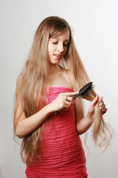 genç kız uzun saçları fırçalama